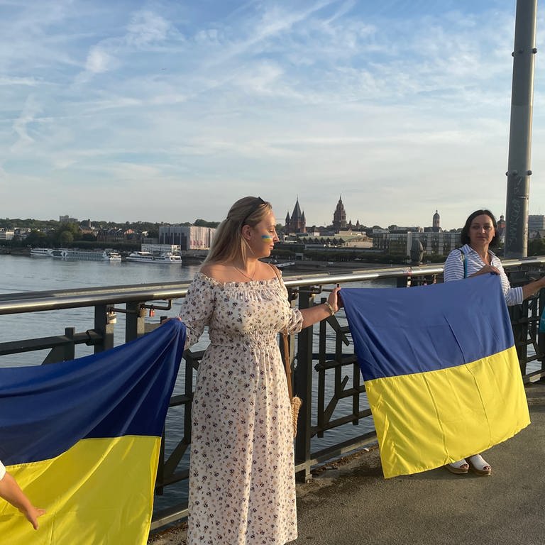 Anlässlich des Ukrainsichen Unabhängigkeitstags haben viele Menschen eine Menschenkette auf der Theodor-Heuss-Brücke in Mainz gebildet.