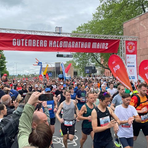 Der Gutenberg Halbmarathon 2024 ist gestartet. (Foto: SWR, Golo Schlenk)