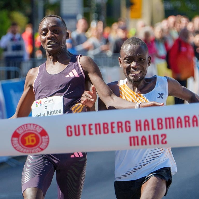 Victor Kiptoo und Benson Nzioki kommen nach einem harten Schluss-Sprint zeitgleich ins Ziel. Es gibt zwei Sieger beim Gutenberg Halbmarathon.