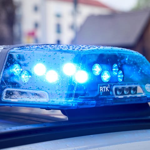 Symbolbild: Blaulicht auf einem Polizeiauto. Unfall auf der A5 bei Bruchsal.