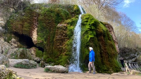 Der Dreimühlen-Wasserfall: Das Wasser des Mühlenbachs stürzt hier zwischen vier und sechs Meter tief in den Ahbach.