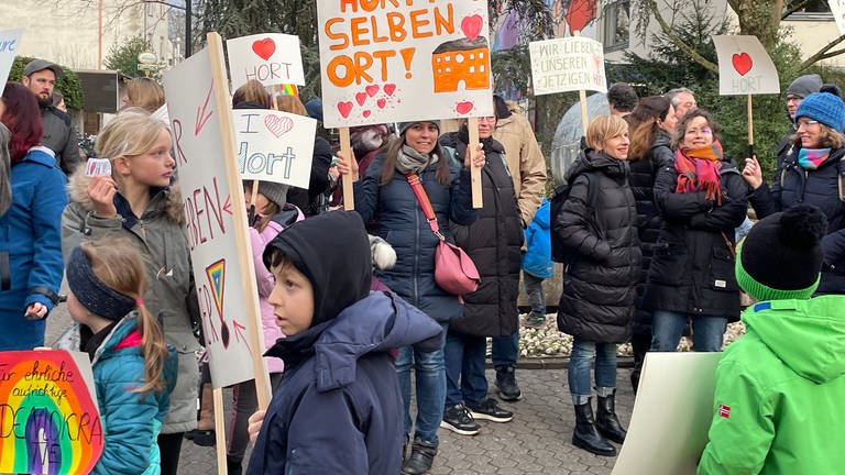 Kinder, Eltern und Erzieher haben vor dem Rathaus in Trier für den Erhalt des Horts in seinen Räumen demonstriert.