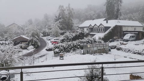 Eine Schneedecke bedeckt ein Haus im Hunsrück. (Foto: SWR, Kornelia Wagner aus Beltheim-Schnellbach)
