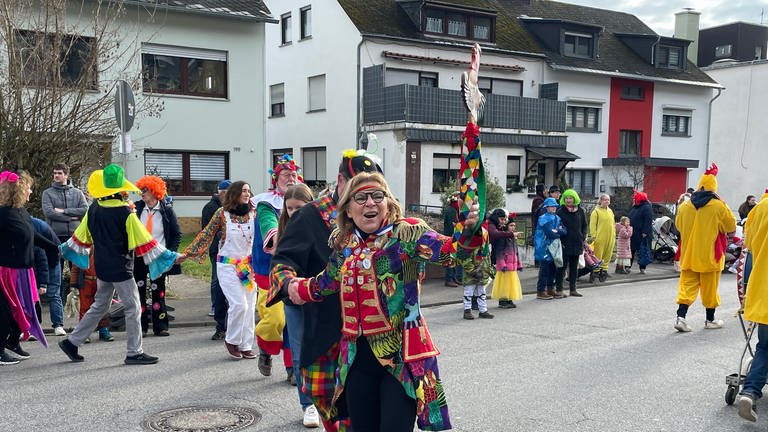 In Trier-Biewer springen beim Schärensprung die Narren zu einer festen Melodie durch die Straßen. (Foto: SWR, Lara Dudek)
