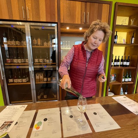 Ulrike Boor bietet seit Kurzem eine spezielle Klimawandel-Weinprobe in Traben-Trarbach an.  (Foto: SWR, Christian Altmayer )