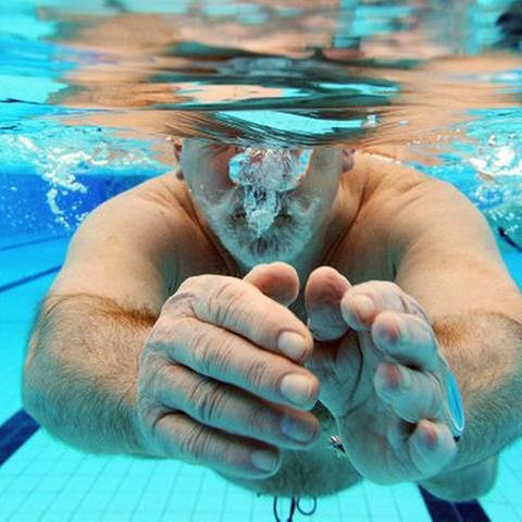 Schwimmer im Hallenbad unter Wasser