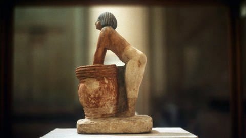 Altägyptische Figur: Frau beim Bierbrauen