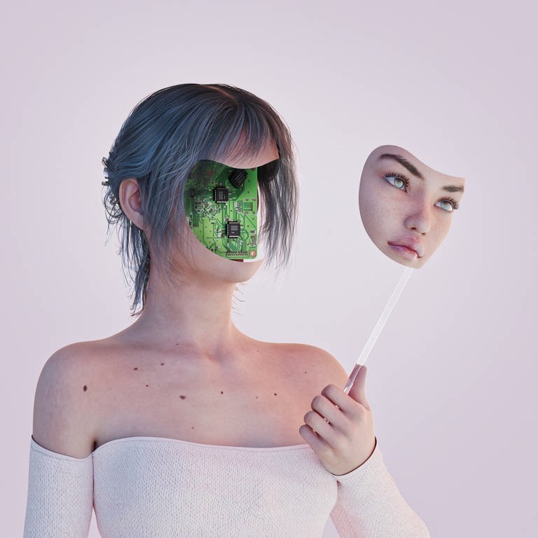 Gefakte Wirklichkeit - eine Frau hält eine Maske ihres Gesichts in der Hand