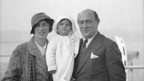 Arnold Schönberg mit seiner Tochter Nuria auf dem Arm, links daneben seine Frau Gertrud