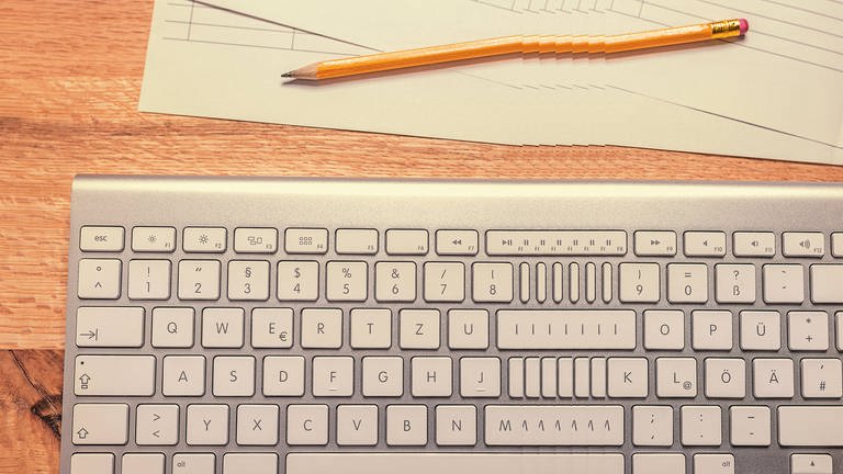 Collage: Tastatur und Bleistift