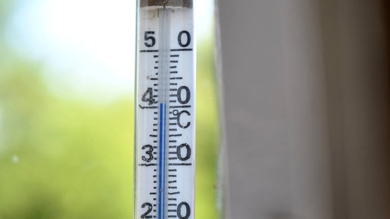 Thermometer zeigt 40°C – Hitzesommer sorgen zunehmend für gesundheitliche Probleme