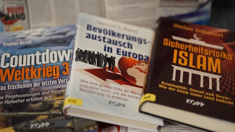 Bücher aus dem Kopp Verlag: "Countdown Weltkrieg 3", "Bevölkerungsaustausch in Europa", "Sicherheitsrisiko Islam"