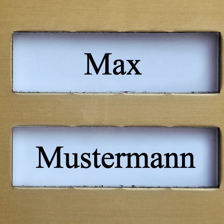 Klingelschild mit Max und Mustermann