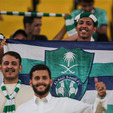 Fußball-Fans jubeln im King Saud University Stadium in Riad: Rund 70 Prozent der Bevölkerung sind jünger als 30. Die Arbeitslosigkeit unter den jungen Saudis steigt. Für sie will das Königshaus neue Jobs schaffen und entwickelt deshalb eine milliardenschwere Sport- und Tourismusindustrie. 