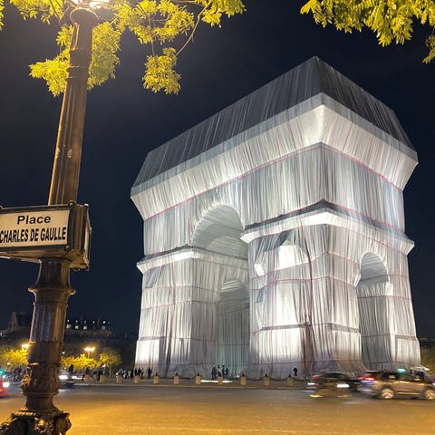 Der nach einem Konzept des Künstlerpaares Christo und Jeanne-Claude verhüllte Triumphbogen in Paris
