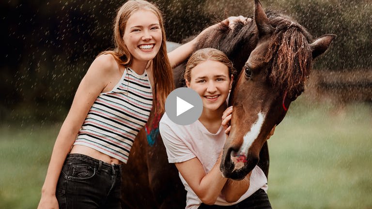 Die Teenager Lia und Lea mit Pferd