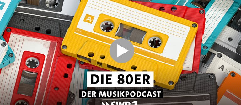 Bunte Hörspielkassetten liegen auf einem Haufen, das Signet SWR1 80er Podcast steht im Vordergrund geschrieben
