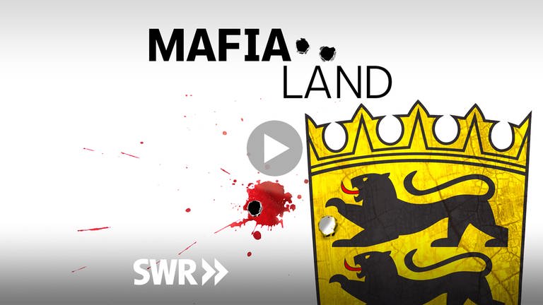 Über dem Wappen Baden-Württembergs steht "Mafia Land", in der Mitte ist ein rotes Eischussloch in den weißen Hintergrund zu sehen.