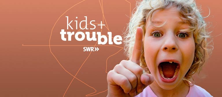 Das Keyvisual zu "Kids + Trouble" zeigt ein ca. 6-jähriges Kind mit blonden Locken und rosafarbenem Shirt, das Augen und Mund aufreißt und den rechten Zeigefinger nach oben streckt. Im Hintergrund der Schriftzug der Reihe.