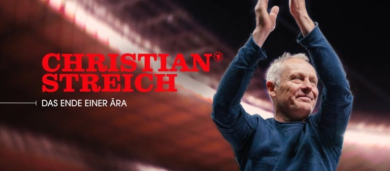 SC Freiburgs Trainer Christian Streich betritt lächelnd das Stadion.
