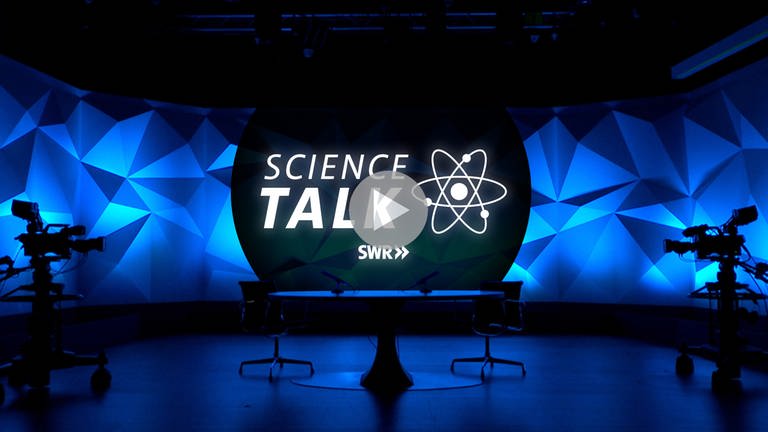 Keyvisual des Wissenstalks "Science Talk" vom SWR. Schriftzug vor blau beleuchtetem Hintergrund. Blick in ein Studio mit TV-Kameras und Tisch für Host und einen Gast. 
