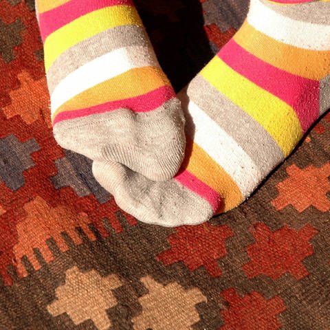 Füße in wärmenden Ringelsocken: Neigen Frauen eher zu kalten Füßen als Männer? (Foto: IMAGO, IMAGO / Steinach)