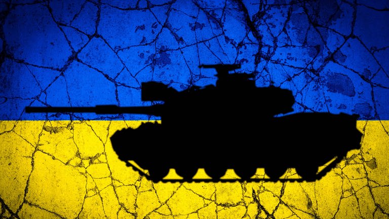 Zerstörte ukrainische Flagge mit der schwarzen Silhouette eines Panzers: Die Kriege der Gegenwart werden noch immer geführt um Macht und militärische Kontrolle