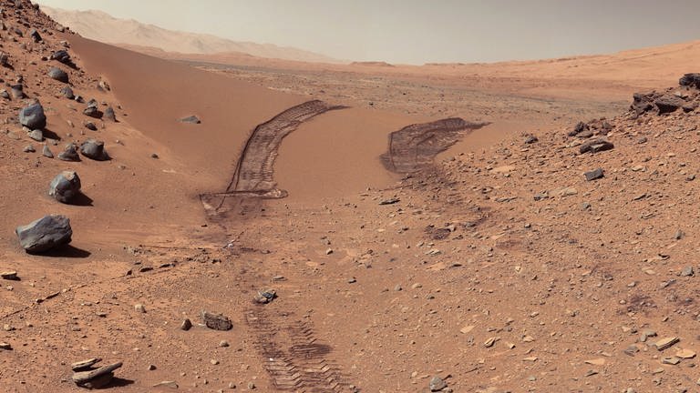 Spuren von "Opportunity", dem am längsten laufenden Rover der Nasa auf dem Mars, sind auf dem roten Planeten zu sehen. 2019, gut 15 Jahre nach seiner Landung auf dem Mars, wurde die Mission von "Opportunity" von der US-Raumfahrtbehörde NASA offiziell für beendet erklärt, weil es seit Monaten kein Lebenszeichen mehr von dem Roboter gab.