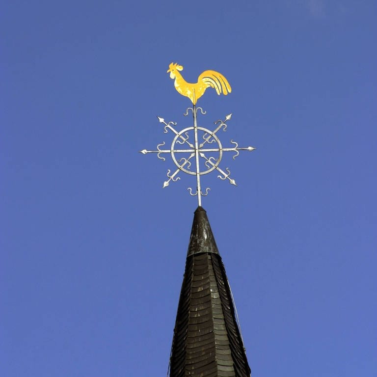 Goldener Hahn auf einem spitzen Kirchturm: Was bedeutet der Hahn auf einem Kirchturm?