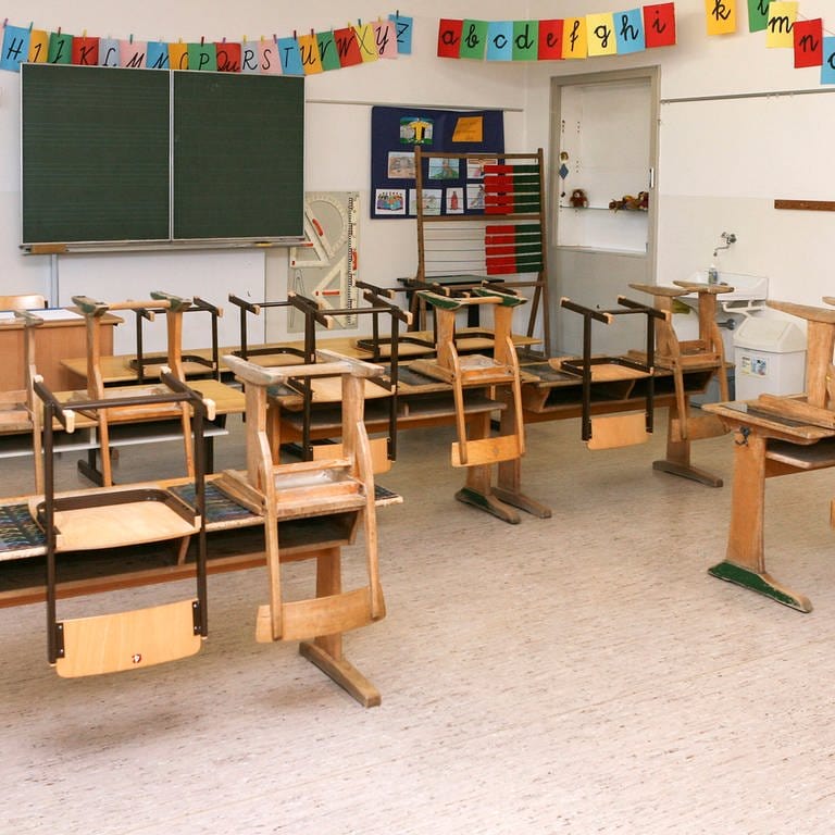 Leeres Klassenzimmer in einer Grundschule, tags: Schulschließungen, gelernt
