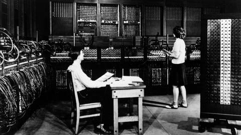 Der Electronic Numerical Integrator and Computer (kurz:ENIAC) in den späten 40-er Jahren füllt einen ganzen Raum.