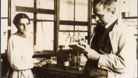 Chemiker und zukünftiger Nobelpreisträger Otto Hahn und Physikerin Lise Meitner in ihrem Labor 1913.
