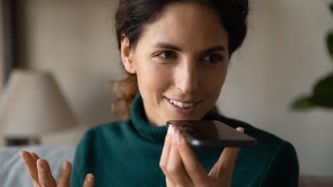 Eine Frau spricht in ihr Smartphone