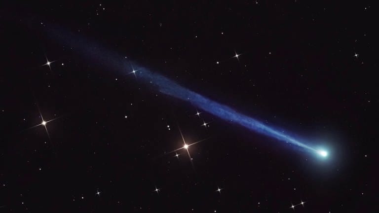 Komet Nishimura mit bläulichem Schweif am Morgenhimmel