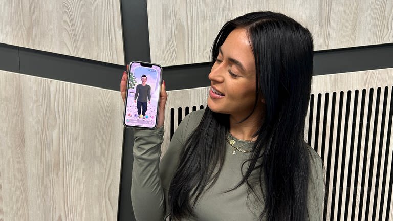 Selina hält ihr Handy mit einem Bild vom KI-Avatar Maurizio, tags: Liebe, KI, Beziehungen